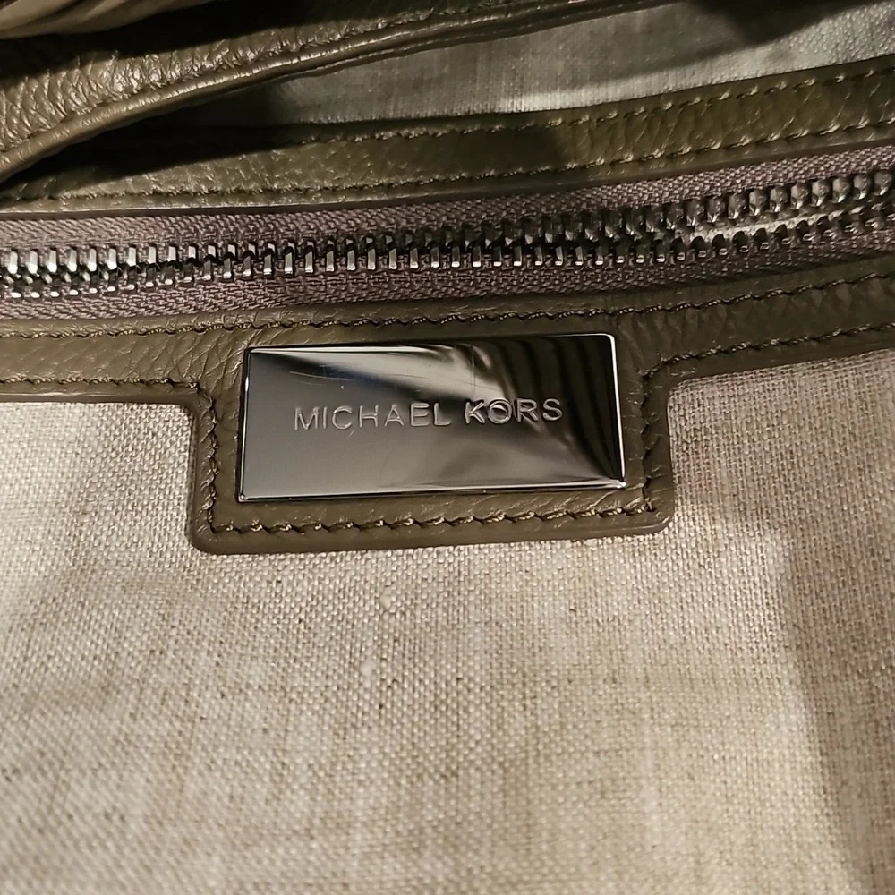 Michael Kors Collection Tonne Taupe Hobo Shoulder Bag EUC BMK-1109H